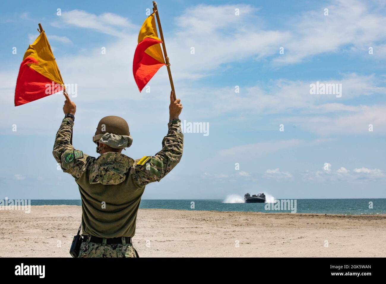 210810-N-VM474-1132 JACKSONVILLE, Carolina del Nord (agosto 10, 2021) Seaman Apprentice Jamie Authement guida un'imbarcazione di atterraggio, cuscino d'aria attaccato all'unità di Artigianato Assault 4, lanciata dalla nave d'assalto anfibio di classe Wasp USS Kearsarge (LHD 3), per parcheggiare sulla riva di Camp Lejeune, Carolina del Nord, in preparazione per un'attrezzatura offload 10 agosto 2021. Kearsarge è in corso per supportare Large Scale Exercise (LSE) 2021. LSE 2021 dimostra la capacità della Marina di impiegare una forza precisa, letale e schiacciante a livello globale attraverso tre comandi di componenti navali, cinque flotte numerate e 17 fusi orari. Foto Stock