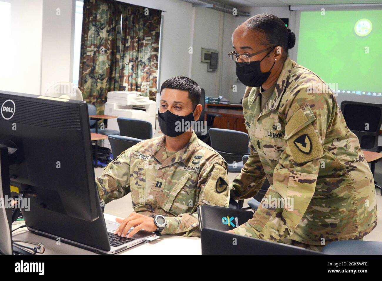 VICENZA, Italia (agosto 10, 2021) – 414th Contracting Support Brigade Capt. Rene Polit, a sinistra, fornisce un aggiornamento dello stato della missione al comando Sgt. Major Rachel Harris, 414th CSB, durante l'esercizio di valutazione sostenuto dal comando Mission and Installation Contractivating con sede centrale presso la Joint base di San Antonio-Fort Sam Houston, Texas. L'esercizio si è svolto il 9-13 agosto su Caserma Ederle. Foto Stock