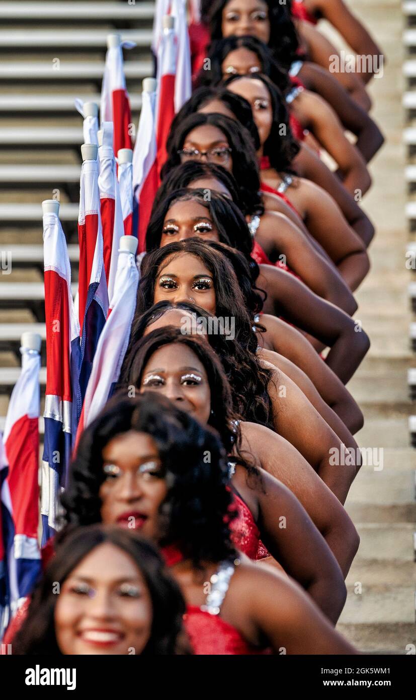COLLEGE PARK, MD - SETTEMBRE 11: I cheerleaders Howard entrano nello stadio prima di una partita di football tra l'Howard Bison e il Maryland Terrap Foto Stock