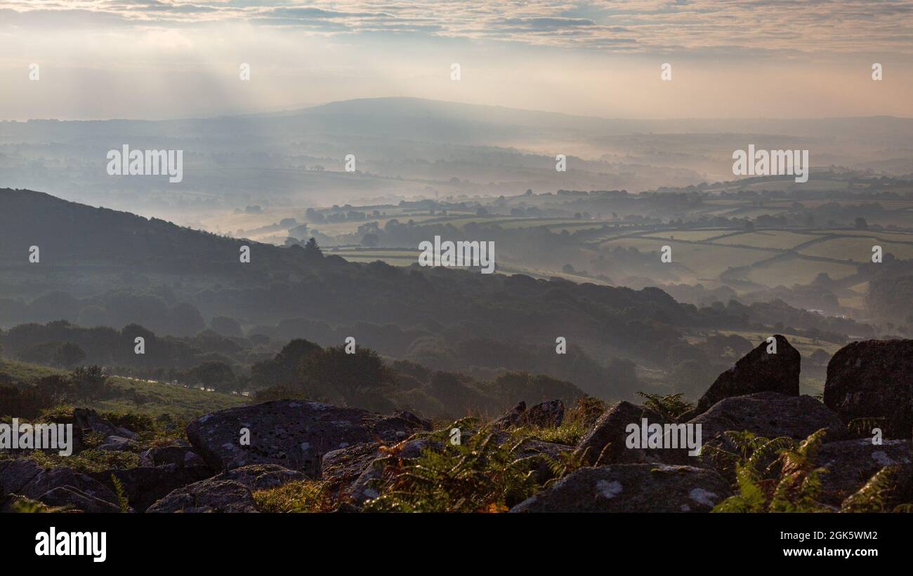 Nebbia mattutina da Sharp Tor verso Kit Hill Bodmin Moor Cornovaglia Foto Stock