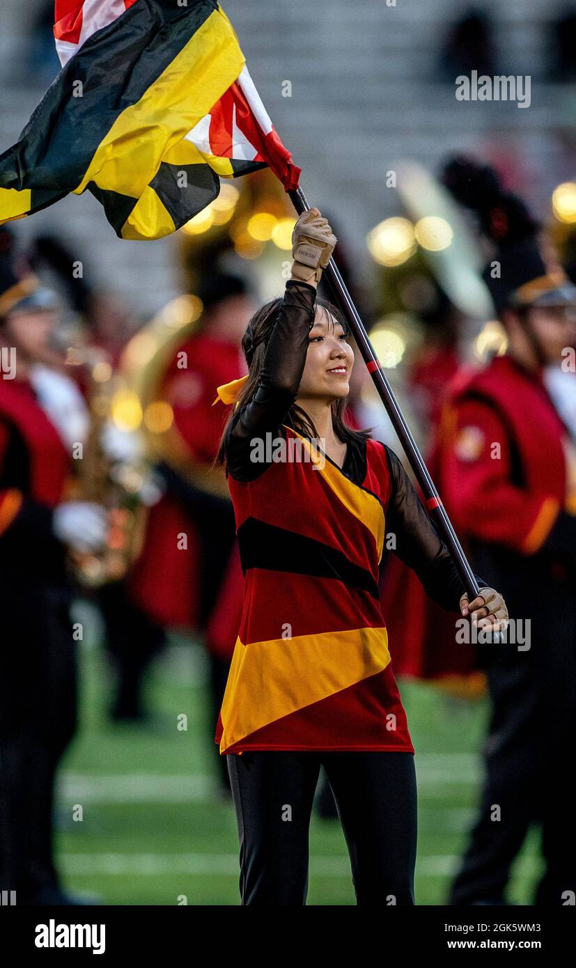 COLLEGE PARK, MD - SETTEMBRE 11: Membro della band dell'Università del Maryland con bandiera prima di una partita di calcio dell'università Foto Stock
