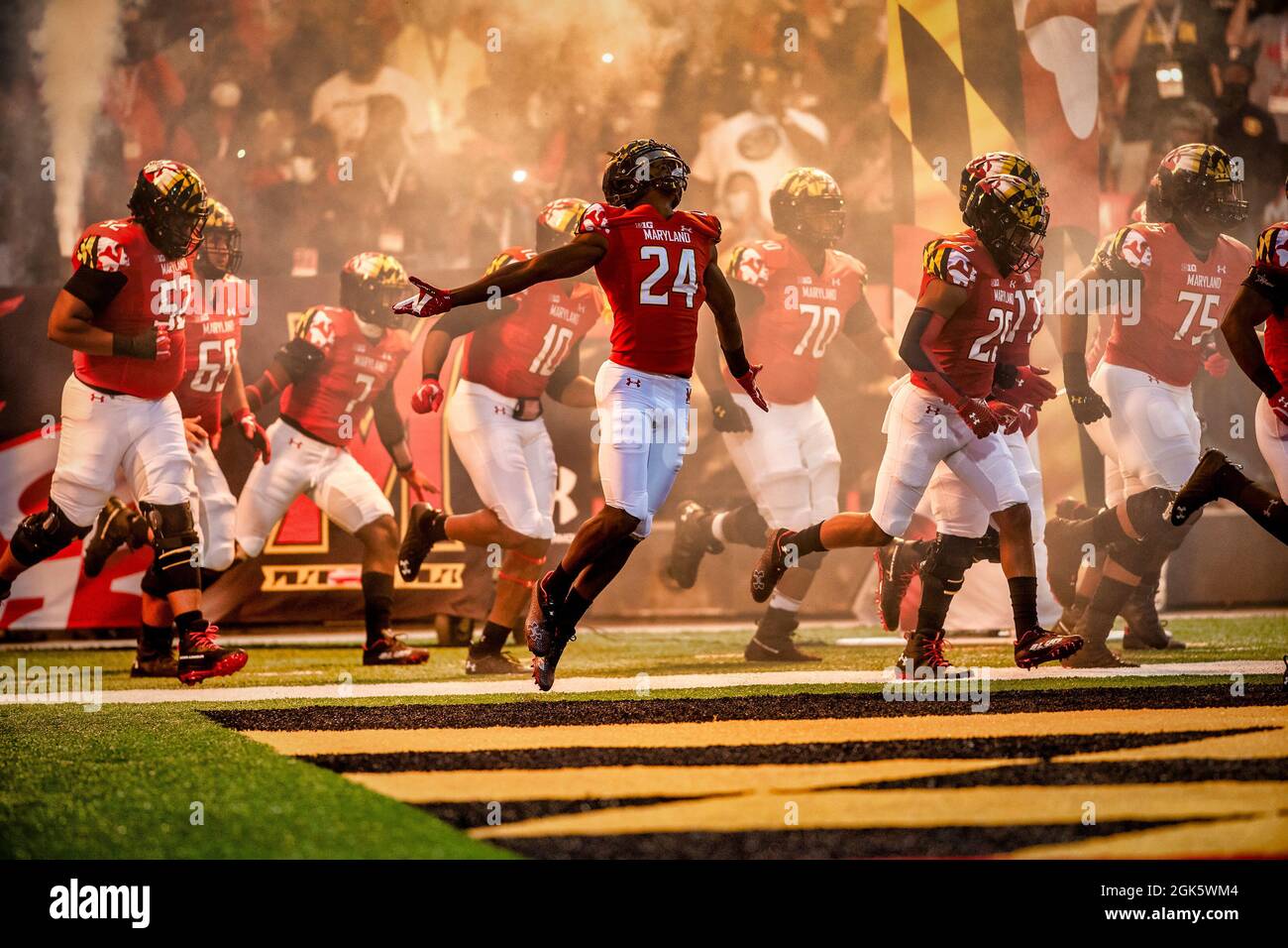 COLLEGE PARK, MD - SETTEMBRE 11: I giocatori di football dell'Università del Maryland entrano in campo prima di una partita di football dell'università Foto Stock