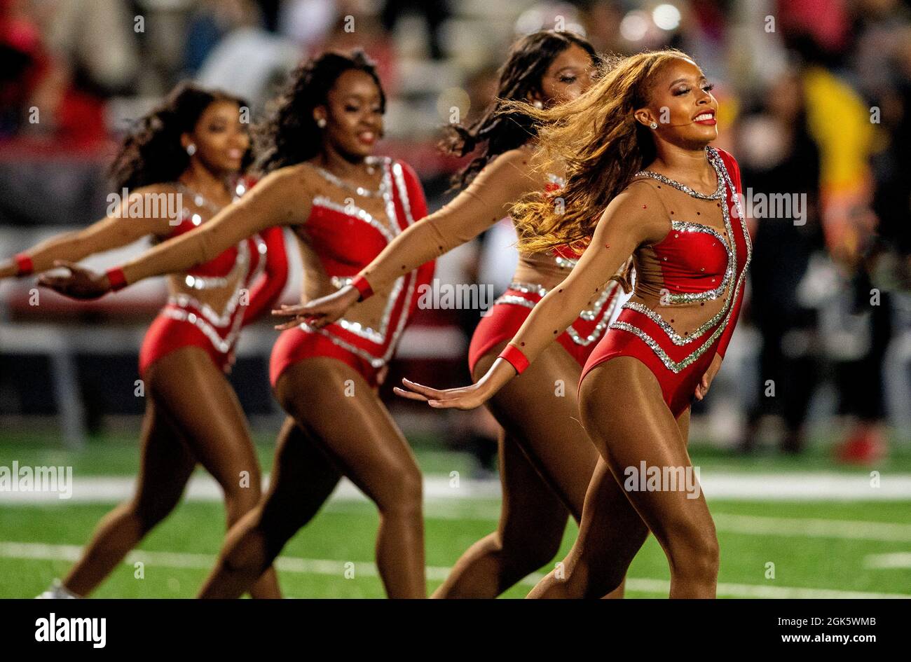COLLEGE PARK, MD - SETTEMBRE 11: I cheerleaders Howard entrano nello stadio prima di una partita di football tra l'Howard Bison e il Maryland Terrap Foto Stock