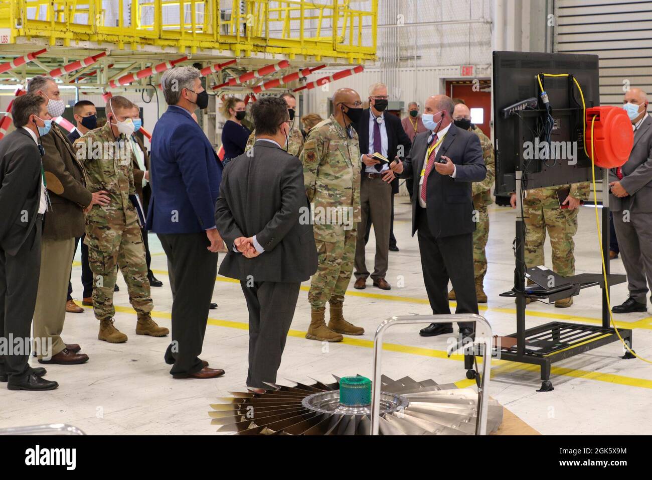 76th Aircraft Maintenance Group Vice Director, William Baumann, aggiorna Air Force Chief of staff Gen. CQ Brown, Jr., su B-52 modernizzazione e programma commerciale di sostituzione del motore sforzi alla base aerea di Tinker, Oklahoma, 10 agosto 2021. Brown fece diverse soste durante la sua prima visita a Tinker come capo dello staff. Foto Stock