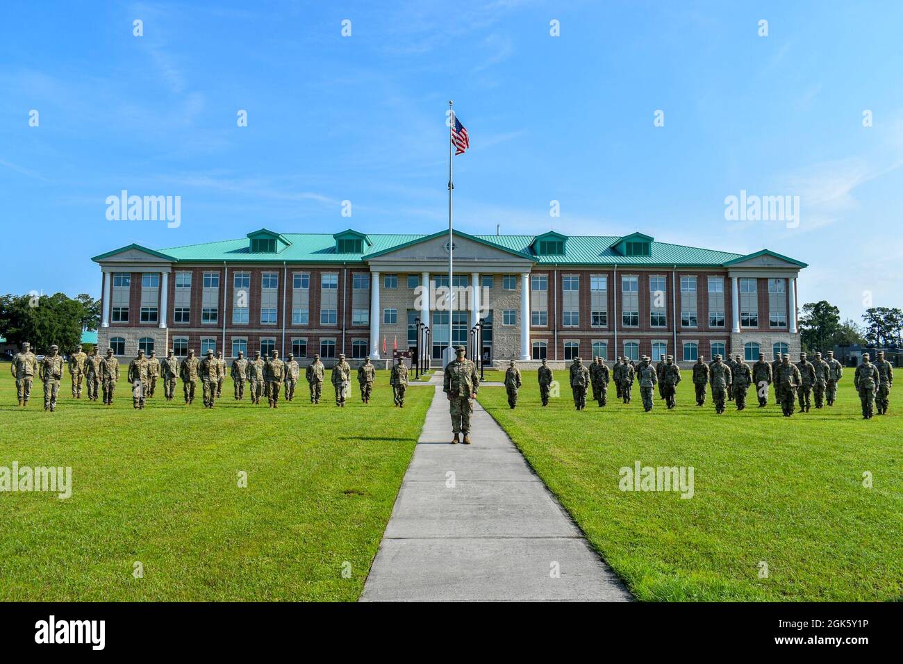 I soldati assegnati alla prima squadra di combattimento delle Brigate Armored, terza divisione di fanteria, si sono formati dopo una cerimonia il 11 agosto 2021, a Fort Stewart, Georgia. I soldati arruolati recitarono il giuramento di ascolto durante la cerimonia per rinnovare il loro impegno al servizio del loro paese. Il Colon Trent D. Upton, comandante di 1ABCT, amministrò il giuramento come uno dei suoi ultimi doveri di comandante prima che rinunci al comando della brigata il 12 agosto 2021. Foto Stock