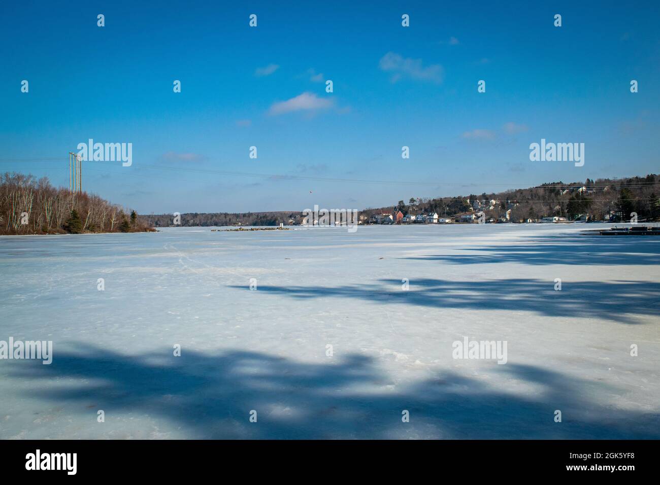 Congelato sopra il lago Charles nel mezzo dell'inverno Foto Stock