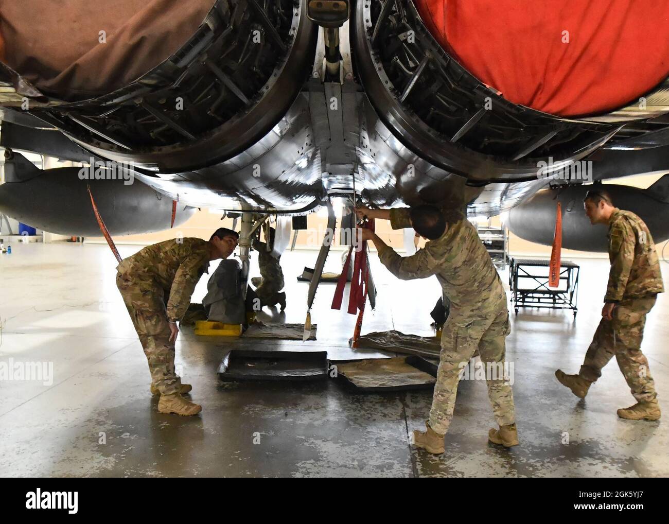 Personale Sgt. Randy Burlingame e Senior Airman Josh Torres, tecnici di smaltimento esplosivo della squadra di ingegneria civile 104th, insegnano ai tecnici EOD del 514th CES e ai tecnici EOD del 439th CES come mettere in sicurezza e mitigare i pericoli esplosivi su un'aquila F-15C. Durante la formazione, le squadre del CES EOD 514th e 439th esercitarono a fissare il velivolo e a rispondere ad un'emergenza in volo con un flare appeso. Foto Stock