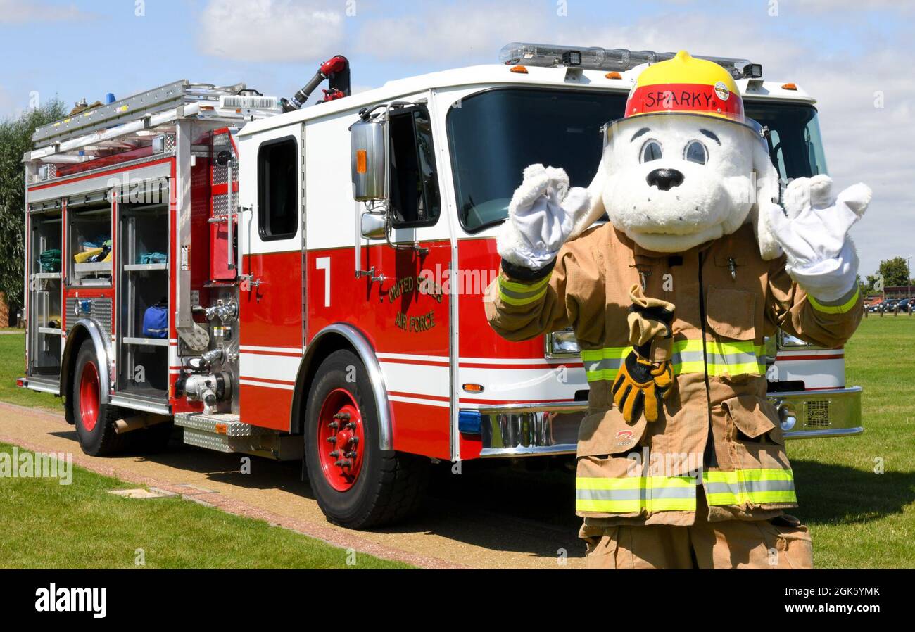 Sparky il cane del fuoco pone per una foto al partito di blocco "fine di Lockdown" alla Royal Air Force Alconbury, Inghilterra, 11 agosto 2021. Sparky e alcuni dei vigili del fuoco del 423esimo ingegnere civile Squadron hanno educato i membri militari e i civili su come aiutarli in caso di emergenza. Foto Stock