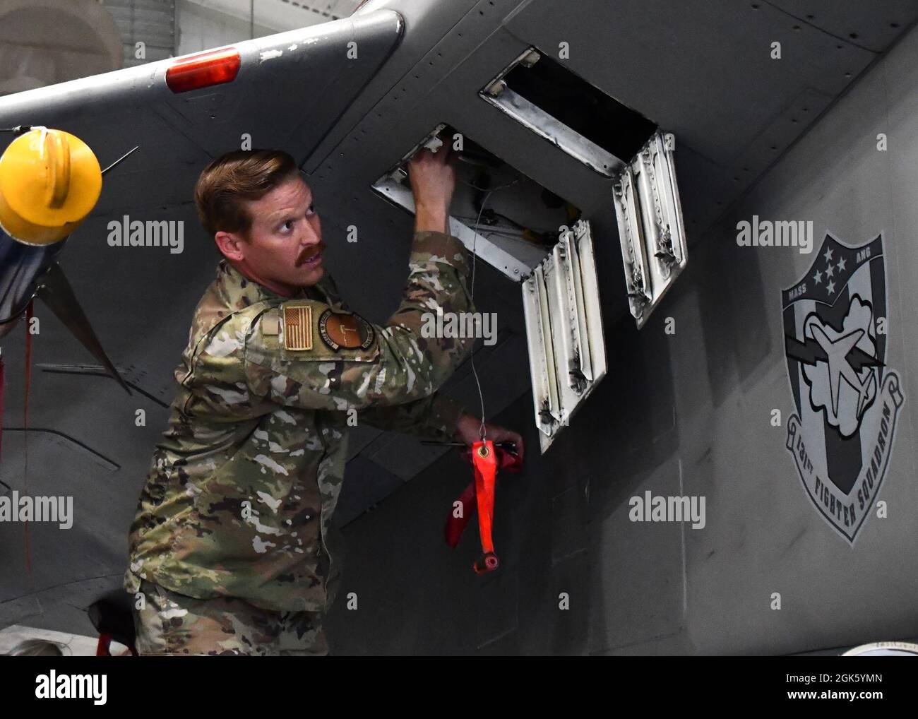 Tecnologia. SGT. Neal Krysinski, 514th Ingegneria civile Squadron tecnico esplosivo di smaltimento di ordigni, corre attraverso uno scenario di esercizio che dimostra la risposta a un'emergenza in volo con un flare appeso su un F-15C Eagle 11 agosto 2021, alla Barnes Air National Guard base, Massachusetts. I team CES EOD del 514esimo e 439esimo hanno partecipato a una formazione condotta dallo staff Sgt. Randy Burlingame e Senior Airman Josh Torres, 104 tecnici CES EOD, per addestrarsi su come mettere in sicurezza e mitigare i pericoli esplosivi su un aeromobile F-15. Foto Stock