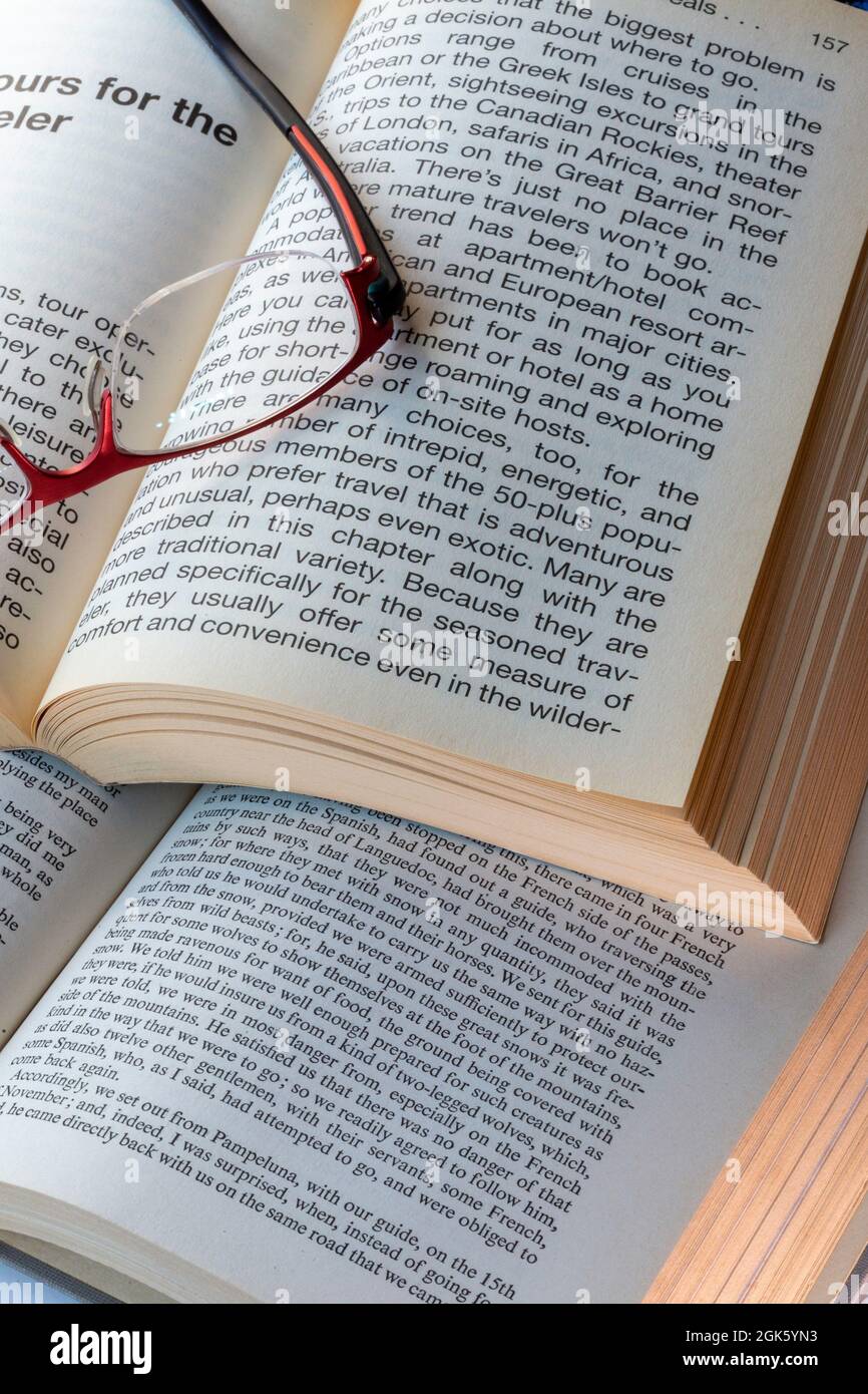 Vita fissa di occhiali su grandi stampe e libri a stampa regolare, Stati Uniti Foto Stock