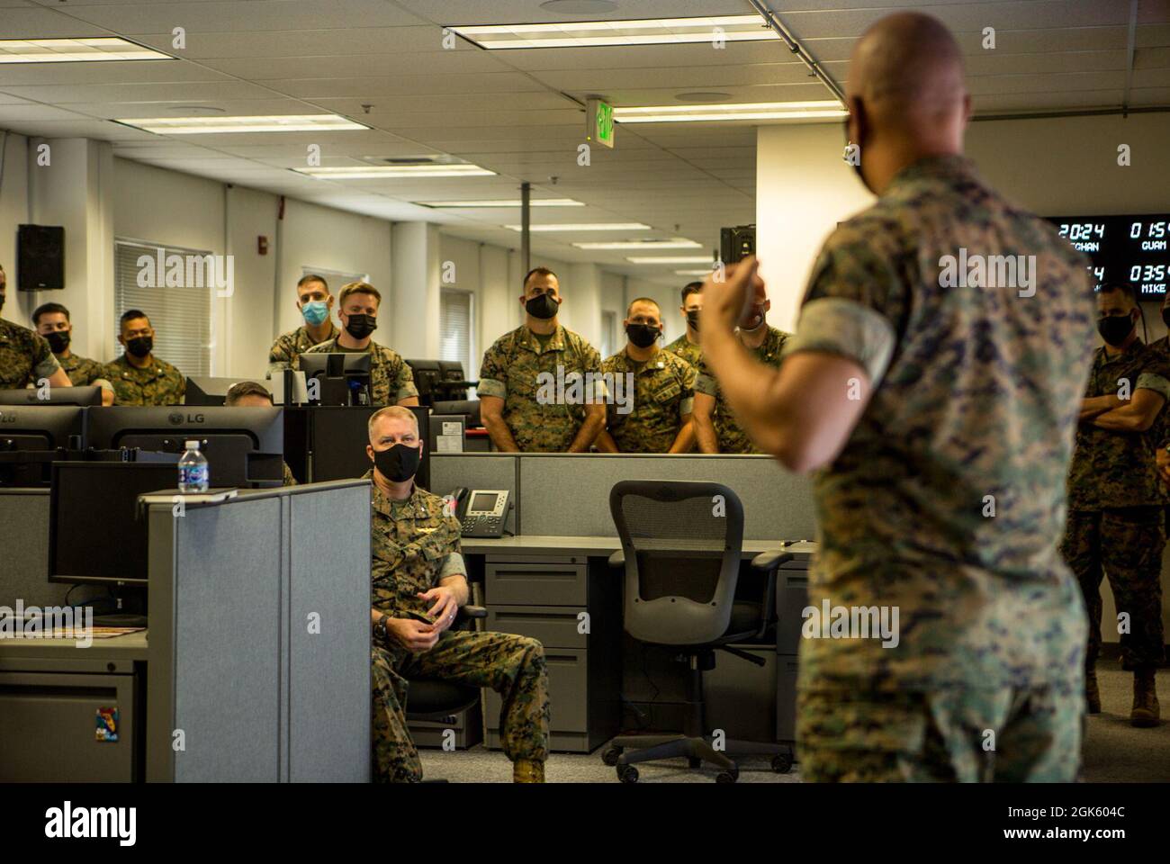 Ponte del corpo Marino degli Stati Uniti. Rideout, vice comandante generale della i Marine Expeditionary Force, riceve un brief da Marines presso l'Information Command Center presso la i MEF Information Group Headquarters, Marine Corps base Camp Pendleton, California, 11 agosto 2021. MIG ha presentato le sue capacità operative, migliorato la disponibilità e il supporto di i MEF esercizi, implementazioni e operazioni nell'ambiente informatico. Foto Stock