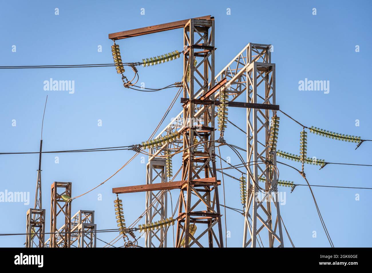 Linee di alimentazione ad alta tensione. Stazione di distribuzione dell'elettricità. Torre di trasmissione elettrica ad alta tensione. Foto Stock