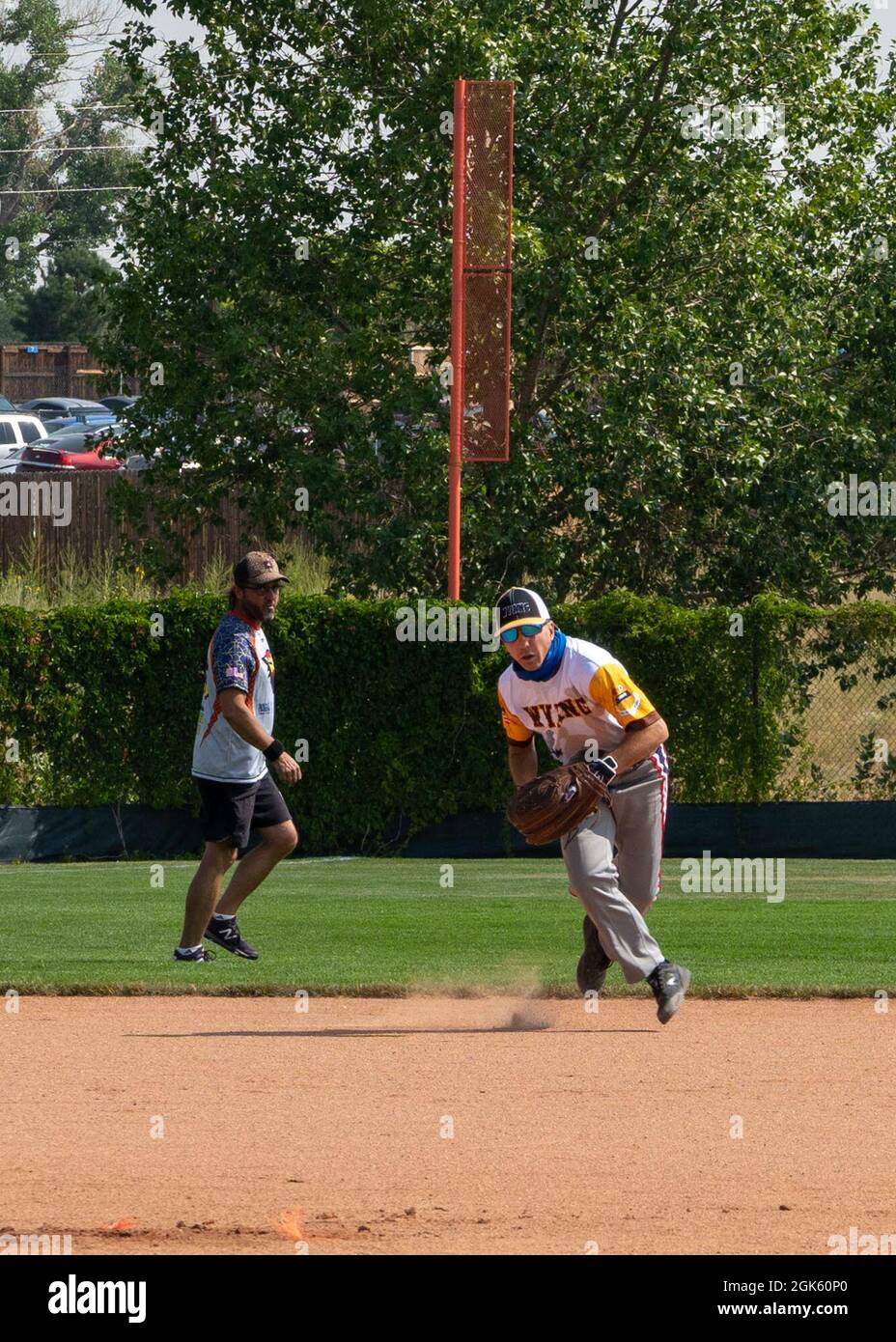 L'aeronautica degli Stati Uniti ha ritirato Mike Penter campi una sfera di terra all'Aurora Sports Park, ad Aurora, Colorado. Diverse squadre di oltre sei stati partecipano a questo torneo annuale di softball della National Guard. Questo torneo è in corso da 55 anni ed è stato iniziato nel 1966 da John Burton. Foto Stock