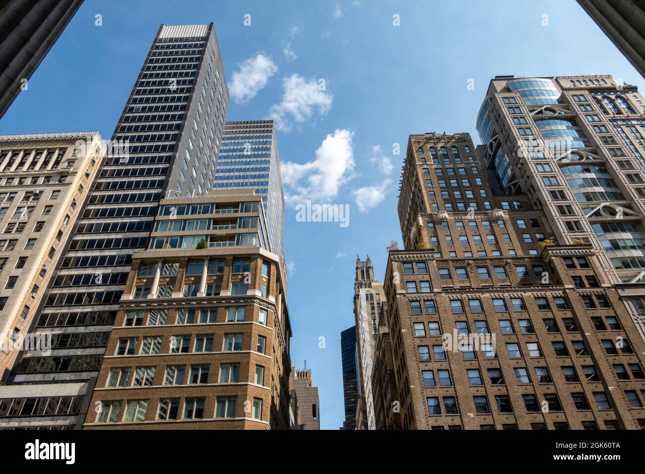 Edifici sulla Fifth Avenue visti dall'entrata della Biblioteca pubblica di New York alla 41st Street, USA Foto Stock