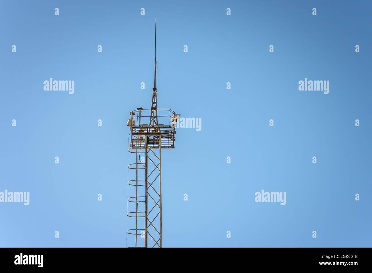 Una torre in metallo con una piattaforma in alto con un sistema di illuminazione e un parafulmine Foto Stock
