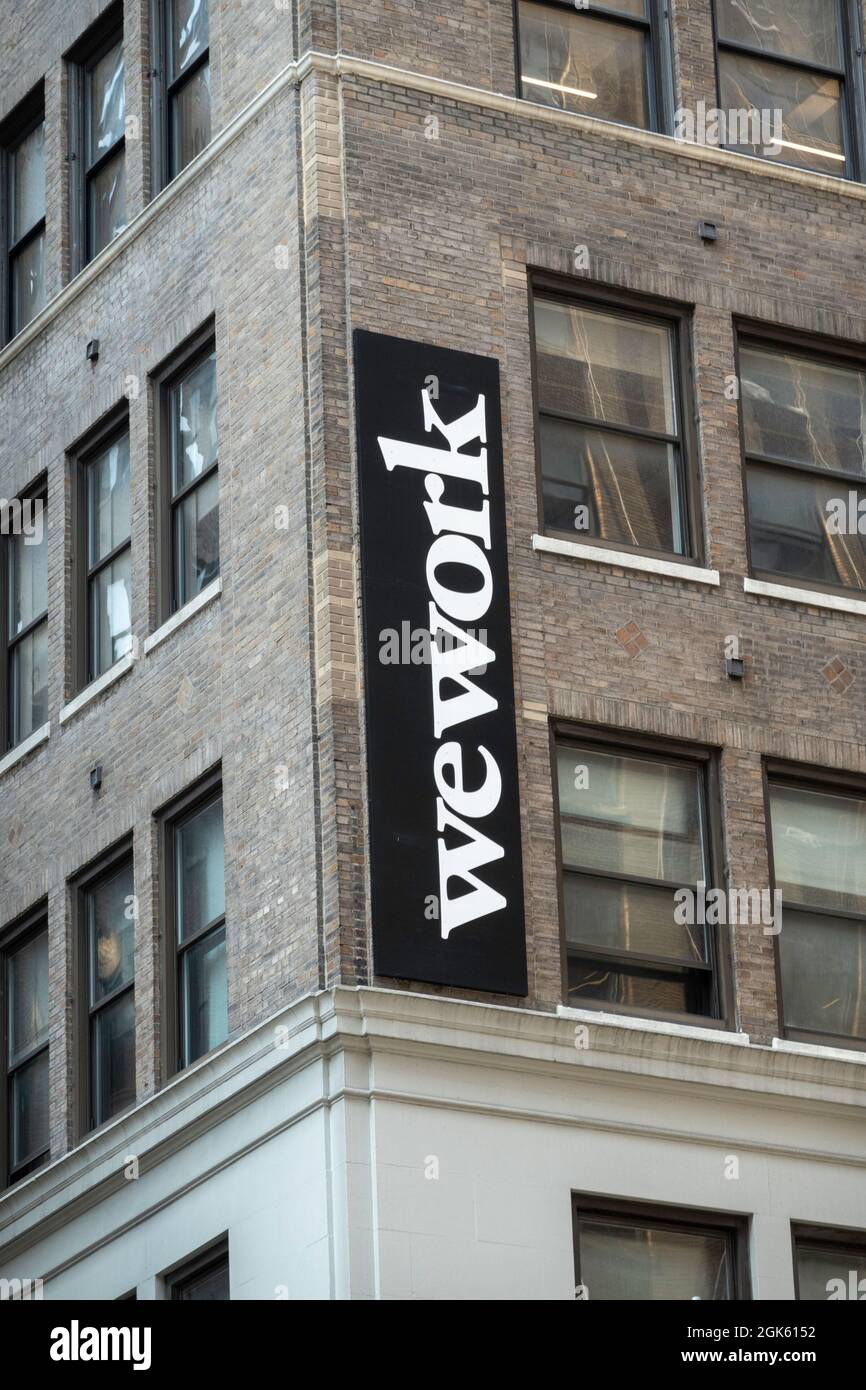 WeWork Sign , 500 7th Avenue, 2021, NYC, Stati Uniti Foto Stock