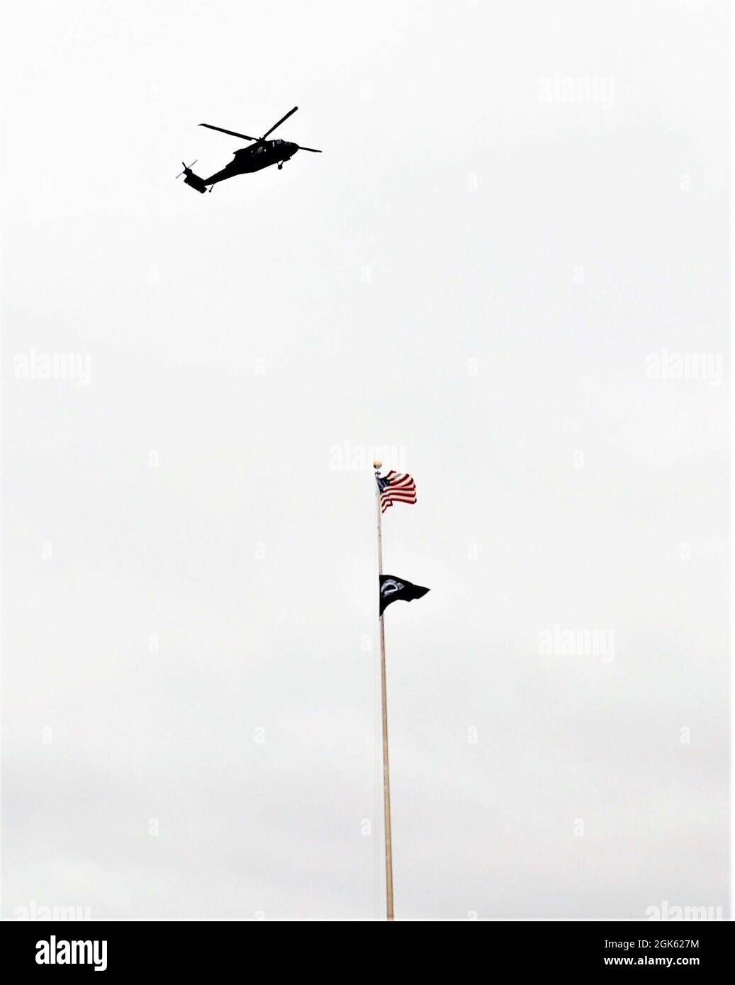 Un elicottero UH-60 Black Hawk operato da un equipaggio con la Guardia Nazionale del Wisconsin è mostrato condurre operazioni nell'area del cantonment 11 agosto 2021, a Fort McCoy, Wis., come parte delle operazioni di addestramento all'installazione. Il Black Hawk UH-60 è stato l'elicottero di prima linea dell'esercito per i servizi pubblici negli ultimi 40 anni, E non mostra segni di lasciare in su, ha detto i funzionari di servizio all'Arsenal di Redstone, Ala. L'elicottero è un attrezzo normale ogni anno a Fort McCoy, Wis., particolarmente durante gli esercizi importanti quale l'esercitazione di addestramento di sostegno di combattimento. Black Hawk equipaggi con il 1° Battaglione, Foto Stock