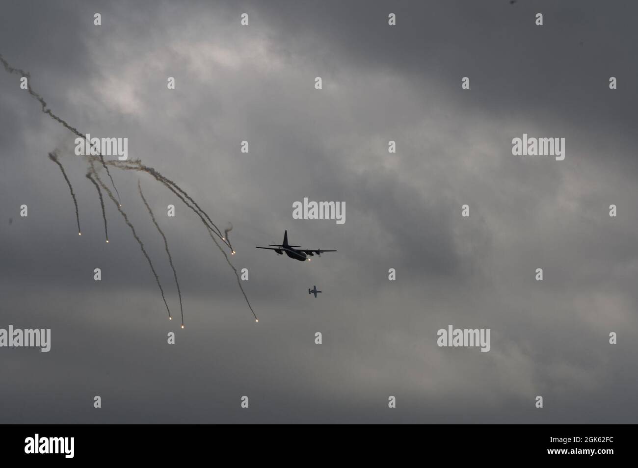 A C-130H Hercules dalla 182nd Airlift Wing, Illinois Air National Guard, dispiega i razzi durante un Northern Strike 21 airdrop sortie sopra il campo Gornery Air Range, Michigan, 11 agosto 2021. Le razzi sono una contromisura utilizzata per distrarre i missili in arrivo in cerca di calore dal colpire l'aereo. Foto Stock