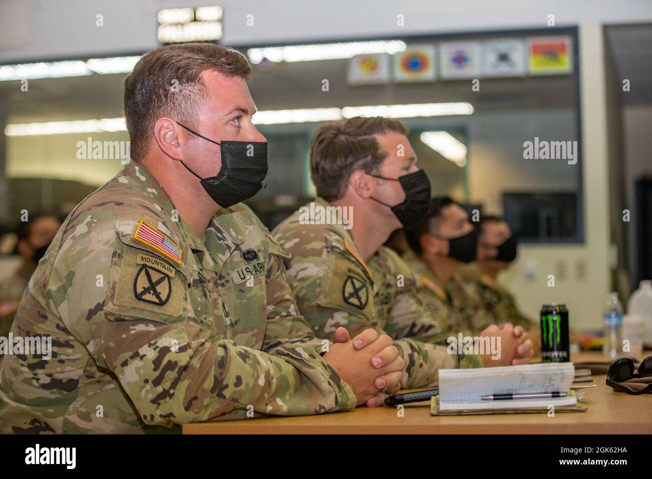 Soldati dell'esercito degli Stati Uniti con l'assistenza della 5th forza di sicurezza Brigade ascolti durante una classe data da Marines con la 3rd Air Naval Gunfire Liaison Company al addestratore combinato del personale di armi come parte dell'esercitazione di impegno navale 2021 sul campo di base del corpo marino Pendleton, California, 11 agosto 2021. Nel corso di una settimana, i Marines di varie unità di riserva hanno insegnato ai soldati con il 5 ° SFAB come chiamare in briefing zona di atterraggio, chiedere incendi, integrare con le forze navali e consigliare i cittadini stranieri. Foto Stock