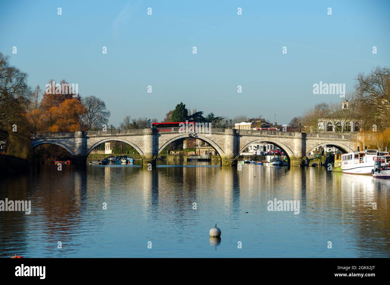 Richmond Bridge, attraversando il Tamigi, Richmond-upon-Thames, alla luce della fine dell'autunno Foto Stock
