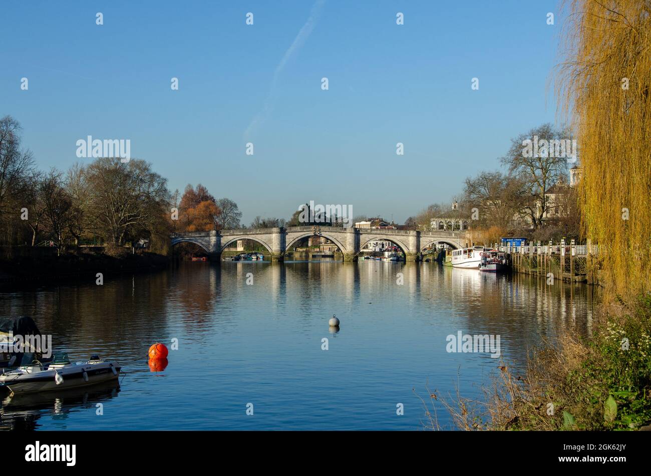 Richmond Bridge, attraversando il Tamigi, Richmond-upon-Thames, alla luce della fine dell'autunno Foto Stock