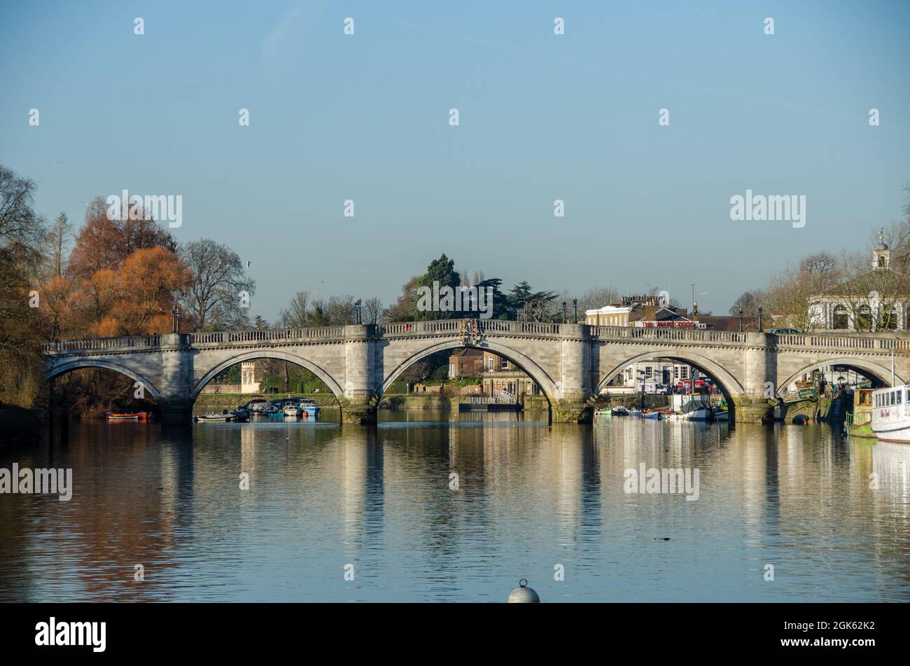 Richmond Bridge, attraversando il Tamigi, Richmond-upon-Thames, alla luce della fine dell'autunno Foto Stock
