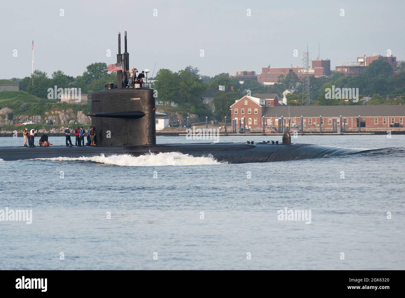 La USS Newport News (SSN 750) salisce sul Tamigi e passa la città di New London per tornare alla base sottomarina di New London dopo le operazioni di routine di mercoledì 11 agosto 2021. Il sottomarino di classe Los Angeles è la terza nave navale che prende il nome da Newport News, Virginia, e l'ultimo sottomarino di seconda classe. Foto Stock