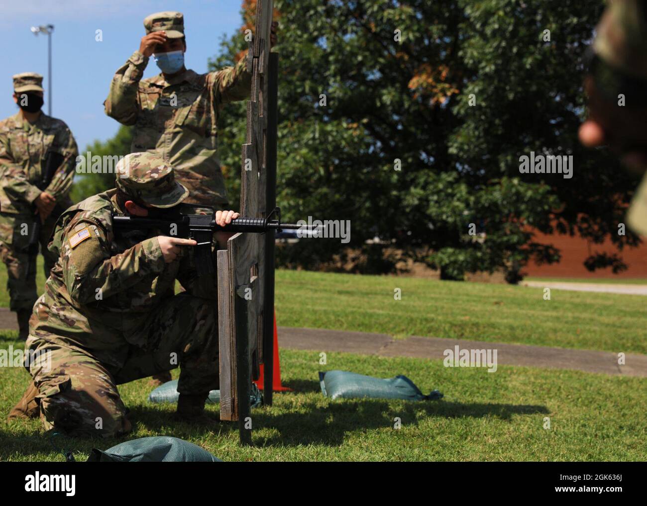 SPC. Andrew Collins, assicurazione di rete G6, primo comando di sostegno di teatro, pratica le posizioni di fuoco durante l'istruzione preliminare di marksmany (PMI) a Fort Knox, Kentucky, 12 agosto 2021. Il PMI è un blocco standard di istruzioni per imparare e rimanere esperti a sparare armi. Le unità dell'esercito devono disporre di un'infrastruttura PMI efficace per i loro soldati, basata su solide strategie di formazione iniziale e di formazione sostenibile. Le PMI regolari manterranno i soldati competenti con le loro armi emesse e pronti a rispondere alle esigenze dell'esercito. Foto Stock