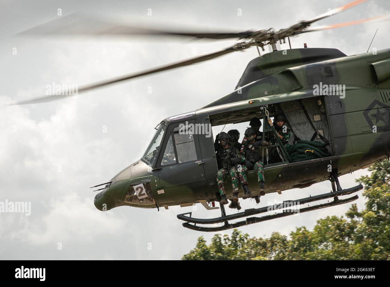 I membri di Tentara Nasional Indonesia (TNI-ad Indonesia Armate Forces) conducono un attacco aereo dopo un fuoco vivo congiunto nell'area di addestramento di Baturaja, Indonesia, il 12 agosto 2021. Garuda Shield 21 è un'esercitazione congiunta di due settimane tra l'esercito degli Stati Uniti e l'Indonesia di Tentara Nasional (TNI-ad Indonesia Armate Forces). Lo scopo di questo esercizio congiunto è quello di migliorare e arricchire la capacità di guerra nella giungla sia dell'esercito degli Stati Uniti che dell'esercito indonesiano. Foto Stock