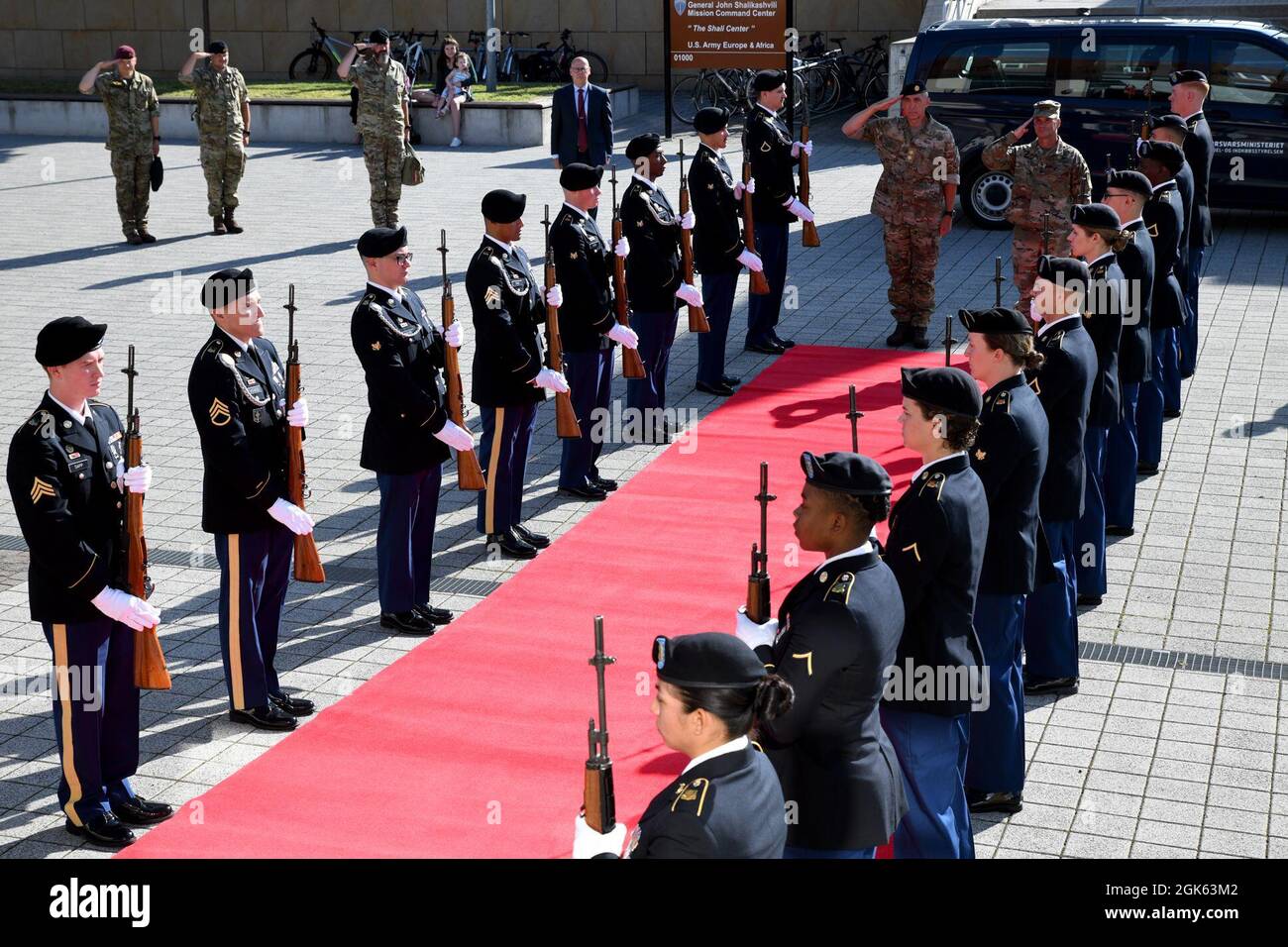 WIESBADEN, Germania – Comandante dell'Esercito Danese Gen. Gunner Nielsen e i suoi collaboratori hanno visitato qui la sede dell'Esercito degli Stati Uniti Europa e Africa, il 12 agosto 2021. Christopher Cavoli ha accolto la delegazione con un cordone d'onore composto da soldati della 529a Guardia d'onore della Compagnia militare di polizia. Durante la visita, Nielsen e Cavoli hanno firmato una Dichiarazione d'intenti sulla cooperazione bilaterale tra le forze terrestri danesi e statunitensi. La dichiarazione dimostra che l'Europa dell'esercito degli Stati Uniti e l'impegno dell'Africa verso le nazioni alleate e partner re Foto Stock