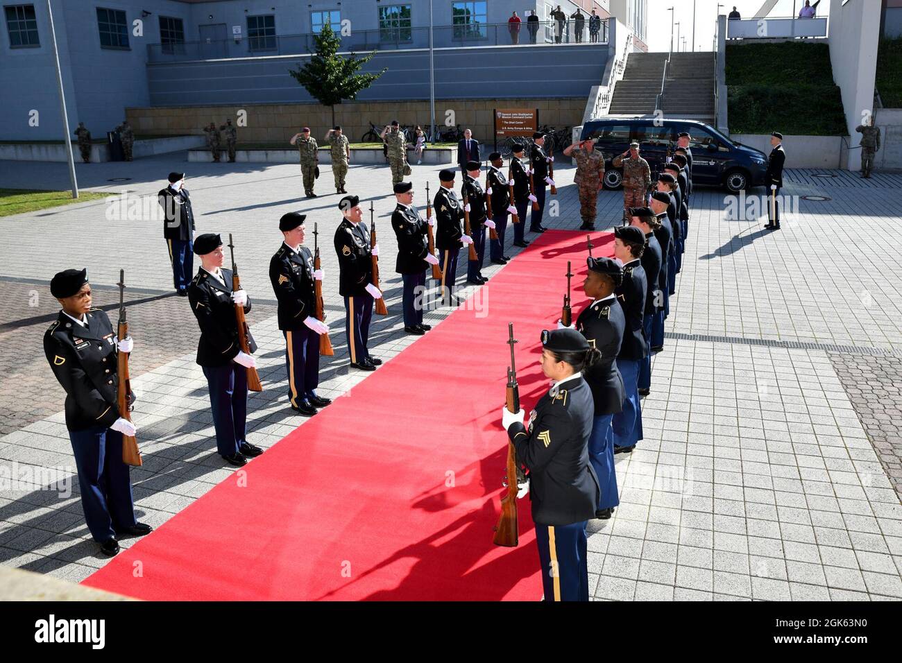 WIESBADEN, Germania – Comandante dell'Esercito Danese Gen. Gunner Nielsen e i suoi collaboratori hanno visitato qui la sede dell'Esercito degli Stati Uniti Europa e Africa, il 12 agosto 2021. Christopher Cavoli ha accolto la delegazione con un cordone d'onore composto da soldati della 529a Guardia d'onore della Compagnia militare di polizia. Durante la visita, Nielsen e Cavoli hanno firmato una Dichiarazione d'intenti sulla cooperazione bilaterale tra le forze terrestri danesi e statunitensi. La dichiarazione dimostra che l'Europa dell'esercito degli Stati Uniti e l'impegno dell'Africa verso le nazioni alleate e partner re Foto Stock