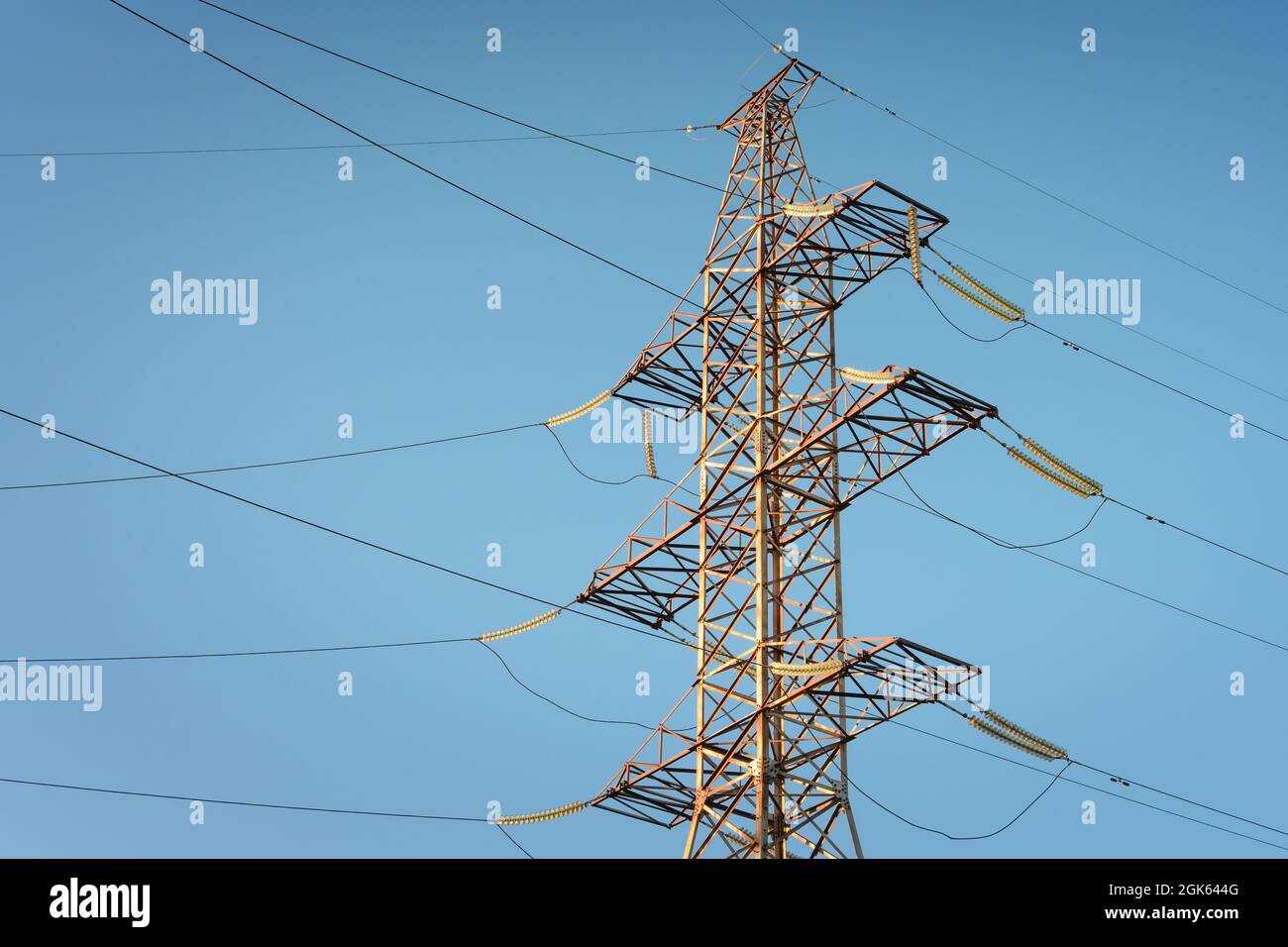Torre di trasmissione elettrica ad alta tensione. Traliccio elettrico e linee di alimentazione ad alta tensione. Foto Stock