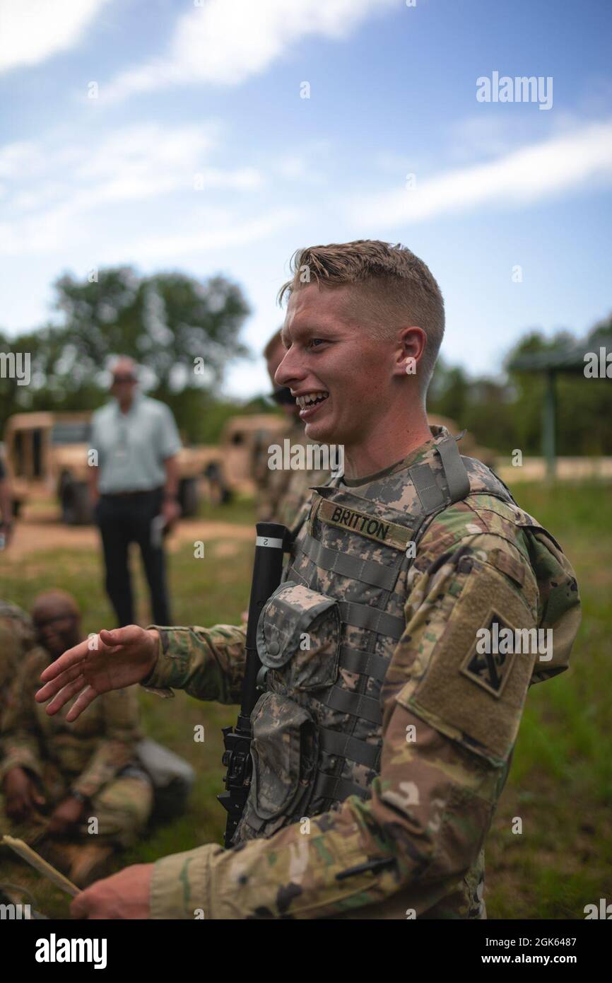 SGT. Christopher Britton, un operatore di trasporto di motore con la 196a Società di trasporto, contribuisce la sua esperienza a Coach/Trainers di Observer (OC/Ts) per una revisione dopo azione (AAR) dopo che la sua unità ha completato un addestramento del convoglio durante l'esercitazione di addestramento di sostegno di combattimento (CSTX) a Fort McCoy, Wisconsin, 12 agosto 2021. Le OC/T svolgono un ruolo fondamentale nel fornire feedback all'unità, in modo informale, attraverso le interazioni quotidiane e, in modo formale, attraverso gli AAR medi e finali. Questi eventi offrono al pubblico della formazione azioni da prendere in considerazione per il sostegno e il miglioramento. Foto Stock