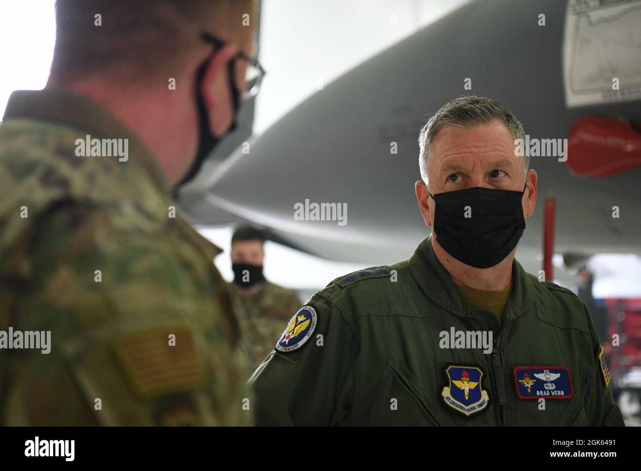 Il generale Brad Webb dell'aeronautica degli Stati Uniti, comandante del comando di addestramento ed educazione dell'aria, ascolta la tecnologia. SGT. Brandon Meserve, 173rd Maintenance Group, circa le sfide di mantenere l'anziano F-15C velivolo a Kingsley campo in Klamath Falls, Oregon 12 agosto 2021. Webb ha avuto la sua prima visita al team Total Force, l'unica base di addestramento F-15C per l'aviazione degli Stati Uniti. Foto Stock