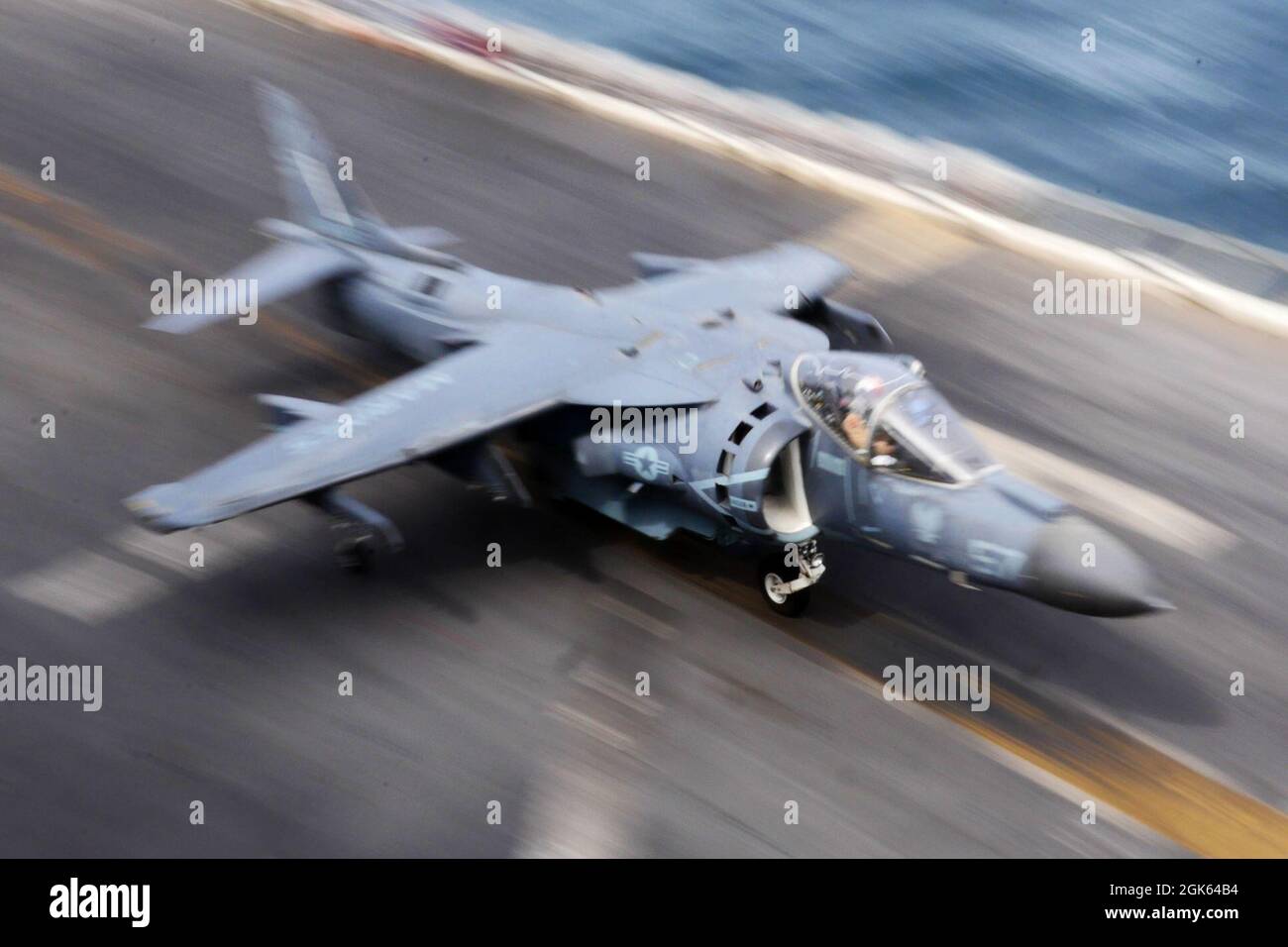 210813-N-WP865-1019 GOLFO D'OMAN (AGOSTO 13, 2021) un AV-8B Harrier, attaccato al Marine Medium Tiltrotor Squadron (VMM) 162 (rinforzato), decolla dal ponte di volo della nave d'assalto anfibio di classe Wasp USS Iwo Jima (LHD 7), Agosto 13. Iwo Jima è schierato nella 5th Fleet area di operazioni degli Stati Uniti per garantire la stabilità e la sicurezza marittima nella regione centrale, collegando il Mediterraneo e il Pacifico attraverso l'Oceano Indiano occidentale e tre punti di arresto strategici. Foto Stock