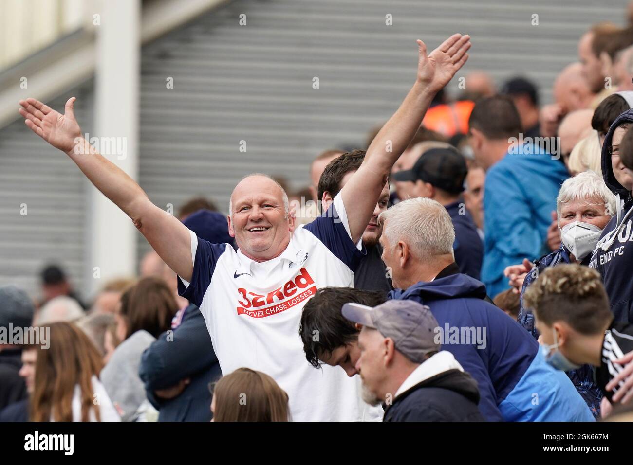 Un fan felice di essere tornato a Deepdale per la prima volta in 17 mesi immagine di Steve Flynn/AHPIX.com, Football: Match Preston North End -V- Hull Foto Stock