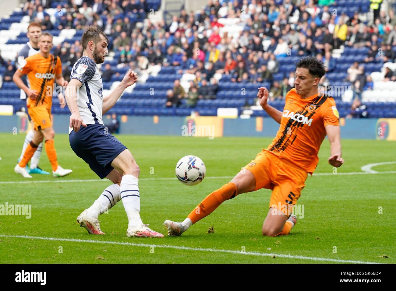 Alfie Jones di Hull compete per la palla con Tom Barkhuizen di Preston immagine di Steve Flynn/AHPIX.com, Football: Match Preston North End -V- Hull C. Foto Stock