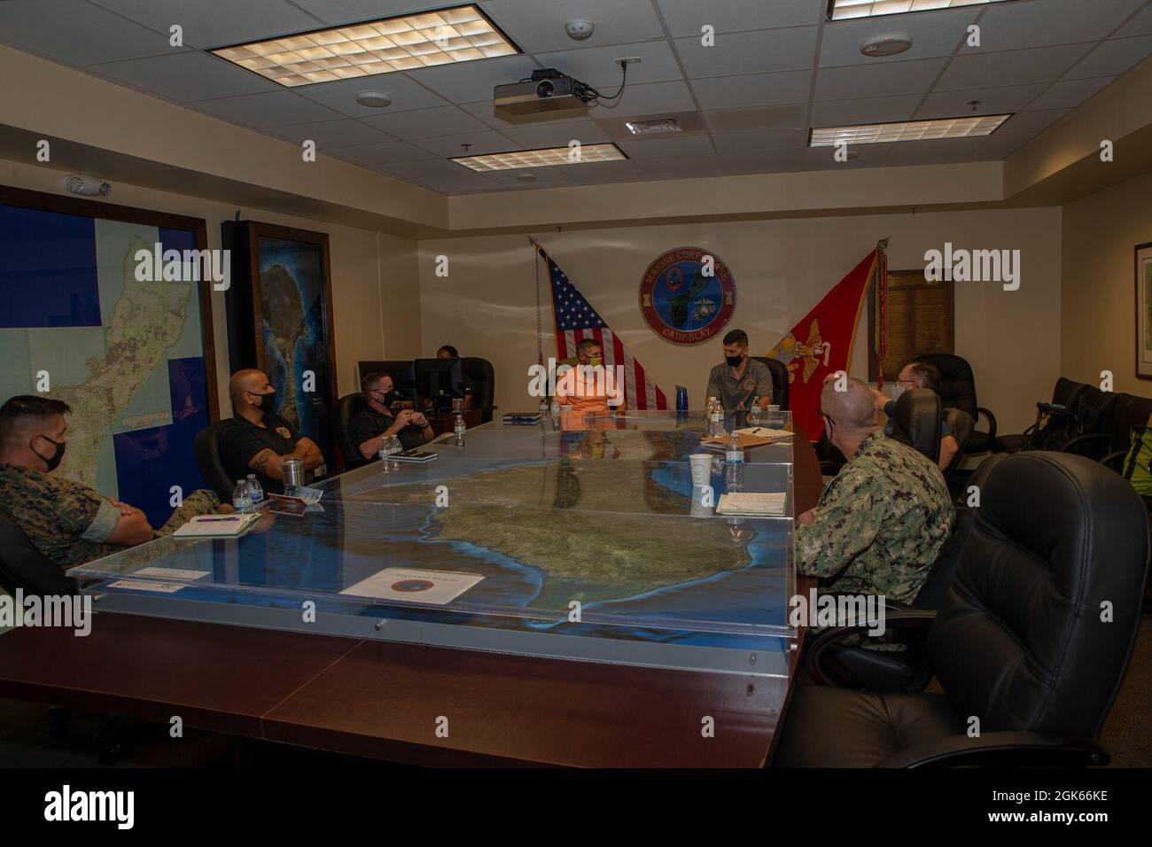 Mark Hashimoto, direttore esecutivo delle forze marine del Pacifico, parla con i leader senior della base del corpo marino (MCB) Camp Blaz durante una visita alla base, il 12 agosto 2021. La visita a Guam ha incluso incontri con unità che conducono corsi di formazione sull'isola e parlano con la leadership di MCB Camp Blaz. Le visite a MCB Camp Blaz consentono alla comunità locale e ai partner strategici di impegnarsi con la base, rafforzando e rafforzando la loro partnership. Foto Stock