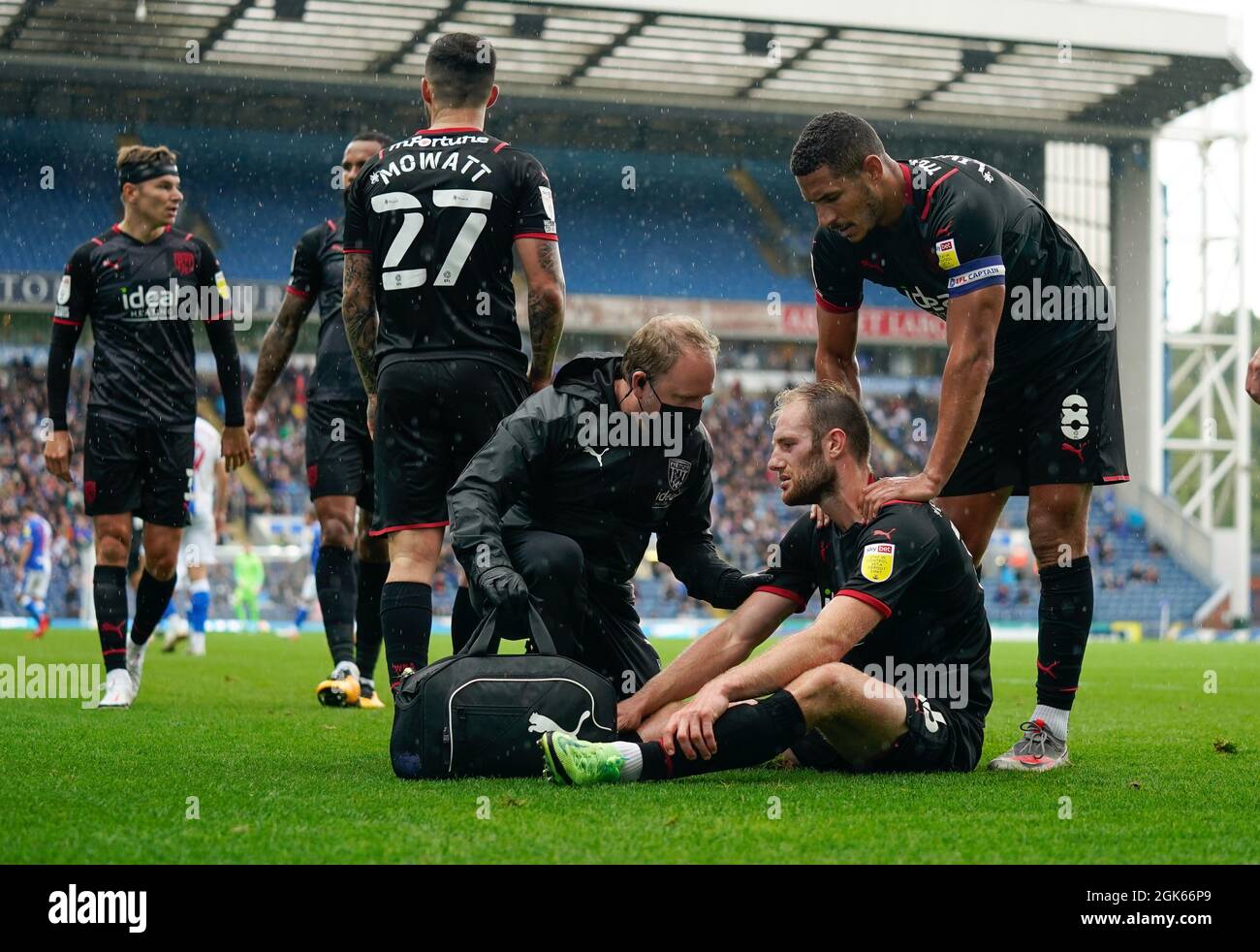 West Brom's Jake Livermore console Matthew Clarke dopo il suo infortunio lo ha costretto a lasciare il quadro da campo di Steve Flynn/AHPIX.com, Football: SkyBet Foto Stock