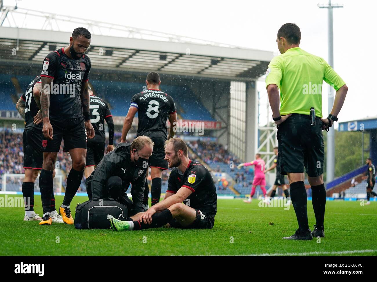 Il West Brom's Matthew Clarke realizza il suo infortunio lo costringe a lasciare il campo immagine da Steve Flynn/AHPIX.com, Calcio: SkyBet Championship Match Bl Foto Stock