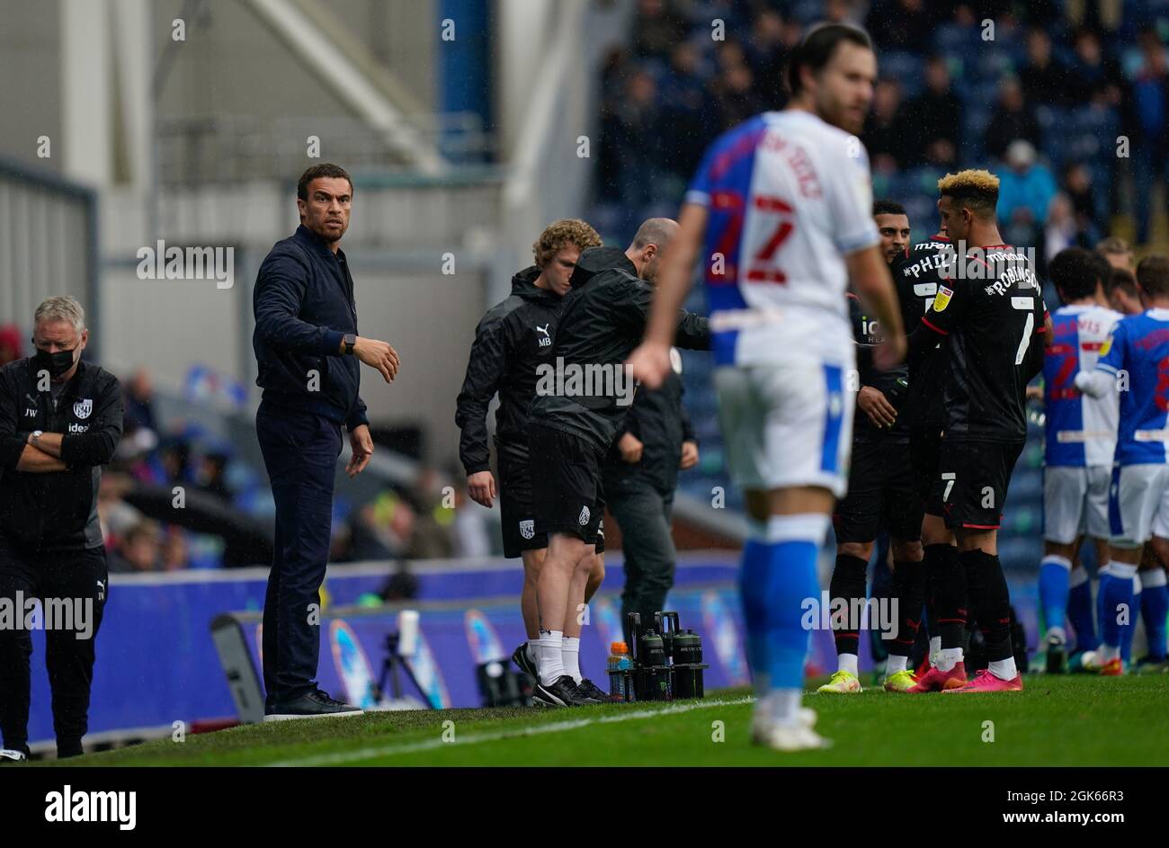 Il manager di West Brom Valérien Ismaël guarda preoccupato per un infortunio a Matthew Clarke immagine di Steve Flynn/AHPIX.com, Calcio: SkyBet Championship ma Foto Stock