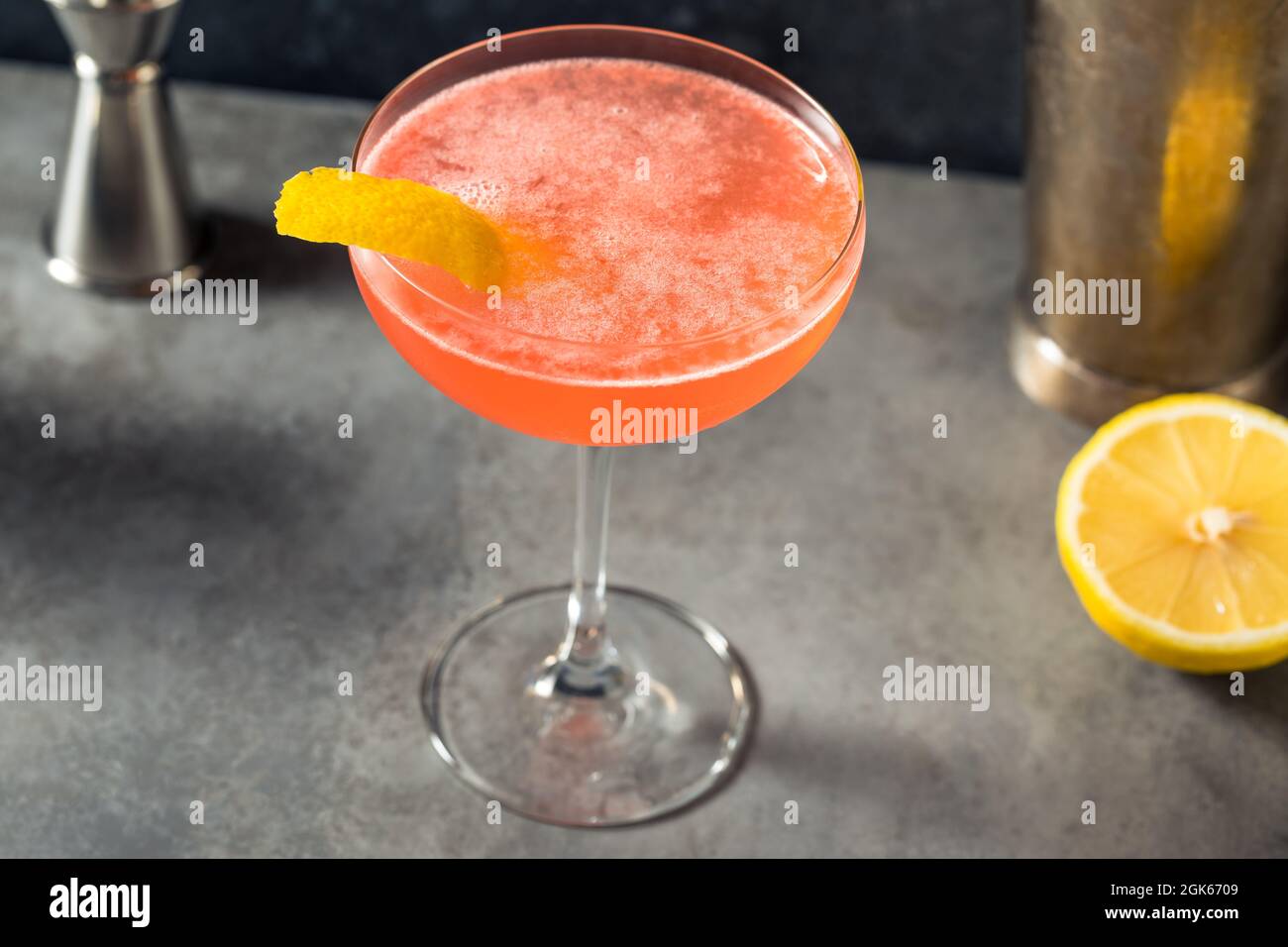 Boozy rinfrescante Jasmine Campari Martini con limone e sciroppo Foto Stock