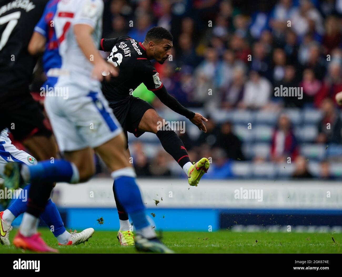 West Brom's Karlan Grant guida un colpo al Blackburn Rovers Goal Picture di Steve Flynn/AHPIX.com, Football: SkyBet Championship Match Blackburn Ro Foto Stock