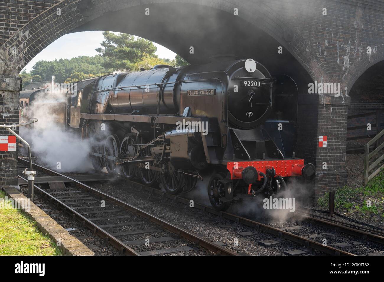 Il treno della locomotiva Black Prince a vapore alla stazione di Weyborne in attesa di lasciare il sulla famosa linea Norfolk Poppy Foto Stock