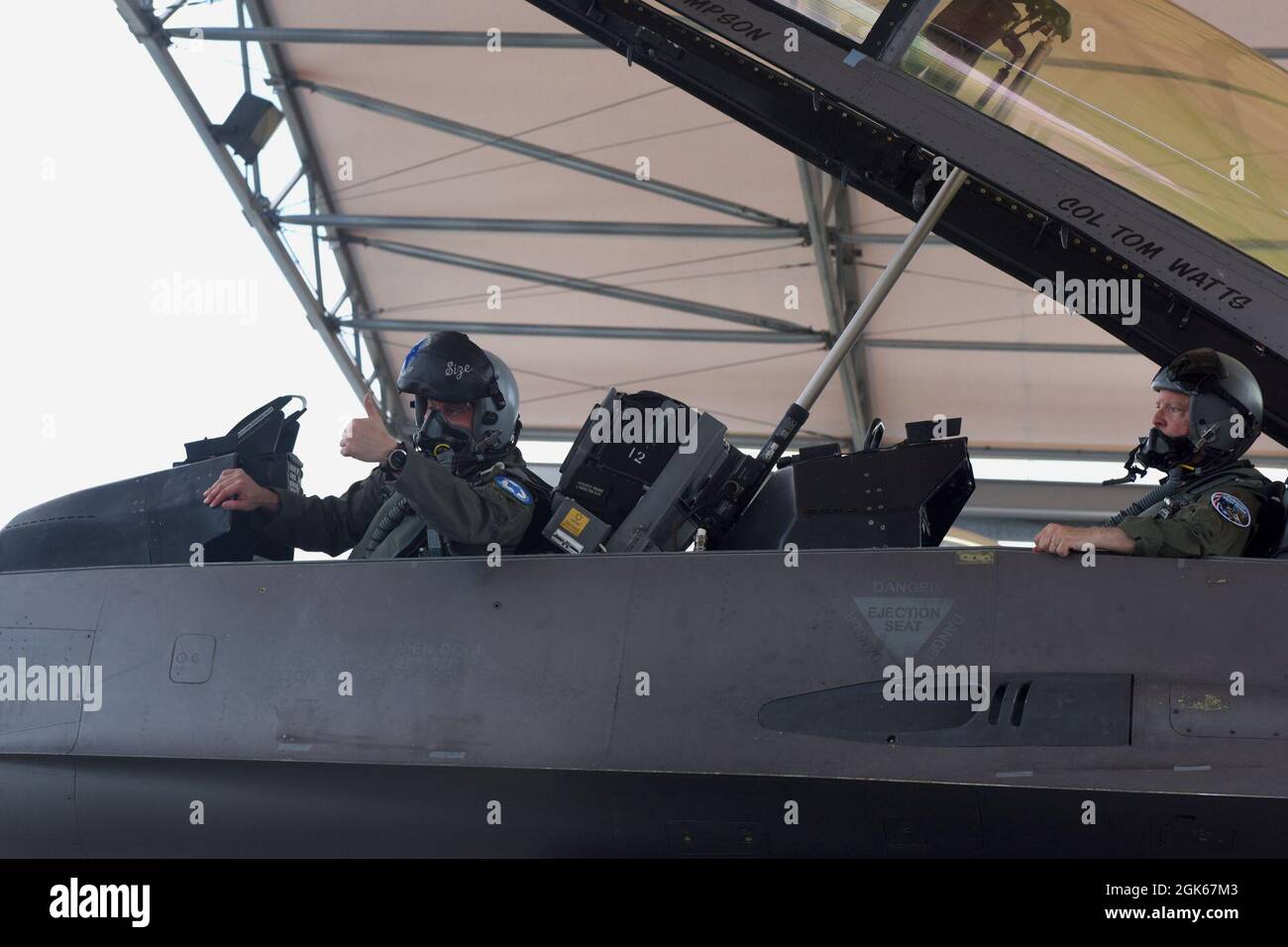 Robert L. Sumwalt, il presidente del National Transportation Safety Board, sperimenta un volo di orientamento a bordo di un F-16 Fighting Falcon Jet dalla 169th Fighter Wing, South Carolina Air National Guard alla McEntire Joint National Guard base, South Carolina, 12 agosto 2021. Sumwalt è un ex pilota di linea aerea professionale e un induttore nella South Carolina Aviation Hall of Fame. Foto Stock