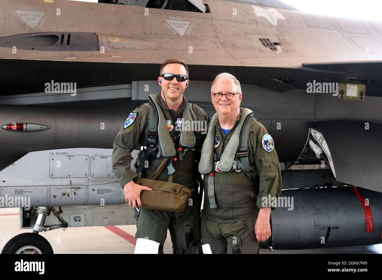 Robert L. Sumwalt, il presidente del National Transportation Safety Board, sperimenta un volo di orientamento a bordo di un F-16 Fighting Falcon Jet dalla 169th Fighter Wing, South Carolina Air National Guard alla McEntire Joint National Guard base, South Carolina, 12 agosto 2021. Sumwalt è un ex pilota di linea aerea professionale e un induttore nella South Carolina Aviation Hall of Fame. Foto Stock