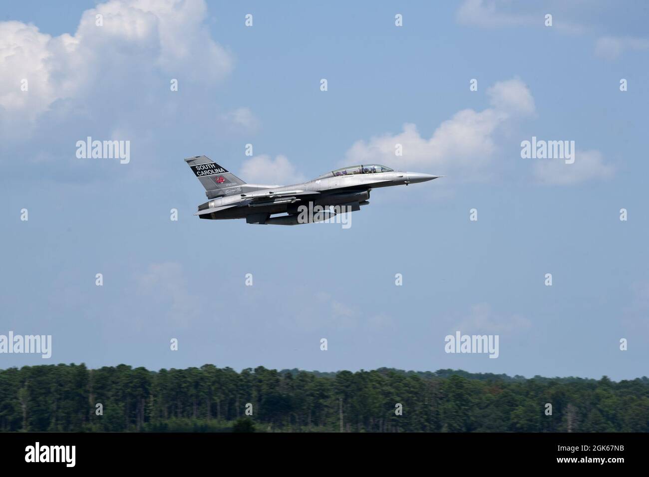 Robert L. Sumwalt, il presidente del National Transportation Safety Board, sperimenta un volo di orientamento a bordo di un F-16 Fighting Falcon Jet dalla 169th Fighter Wing, South Carolina Air National Guard alla McEntire Joint National Guard base, South Carolina, 12 agosto 2021. Sumwalt è un ex pilota di linea aerea professionale e un induttore nella South Carolina Aviation Hall of Fame. Foto Stock