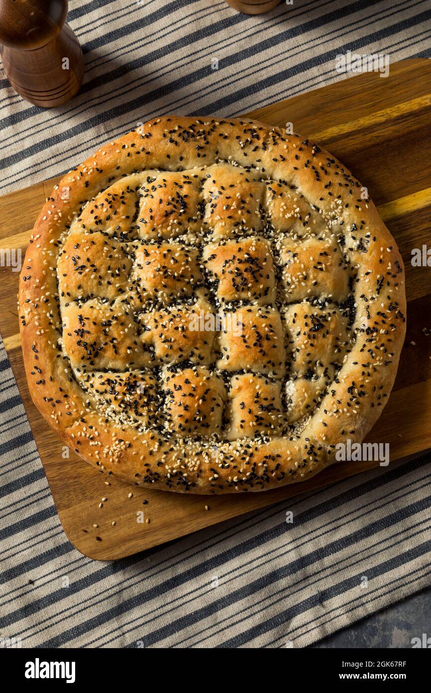 Sano pane turco Sesame fatto in casa pronto a mangiare Foto Stock