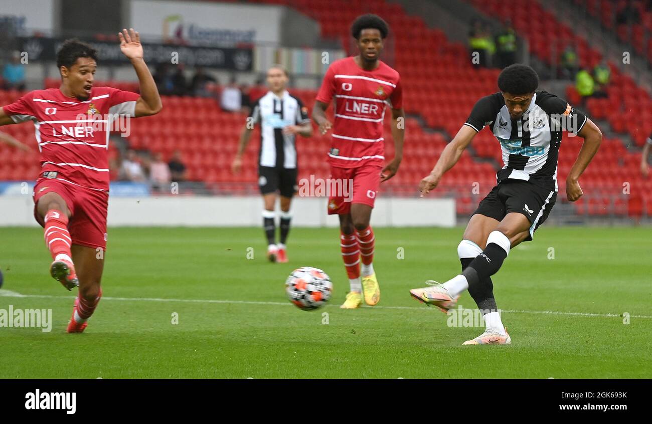 Foto: Andrew Roe/AHPIX LTD, Football, Pre Season friendly, Doncaster Rovers v Newcastle United, Keepmoat Stadium, Doncaster, UK, 23/07/21, K.O 7.15 Foto Stock