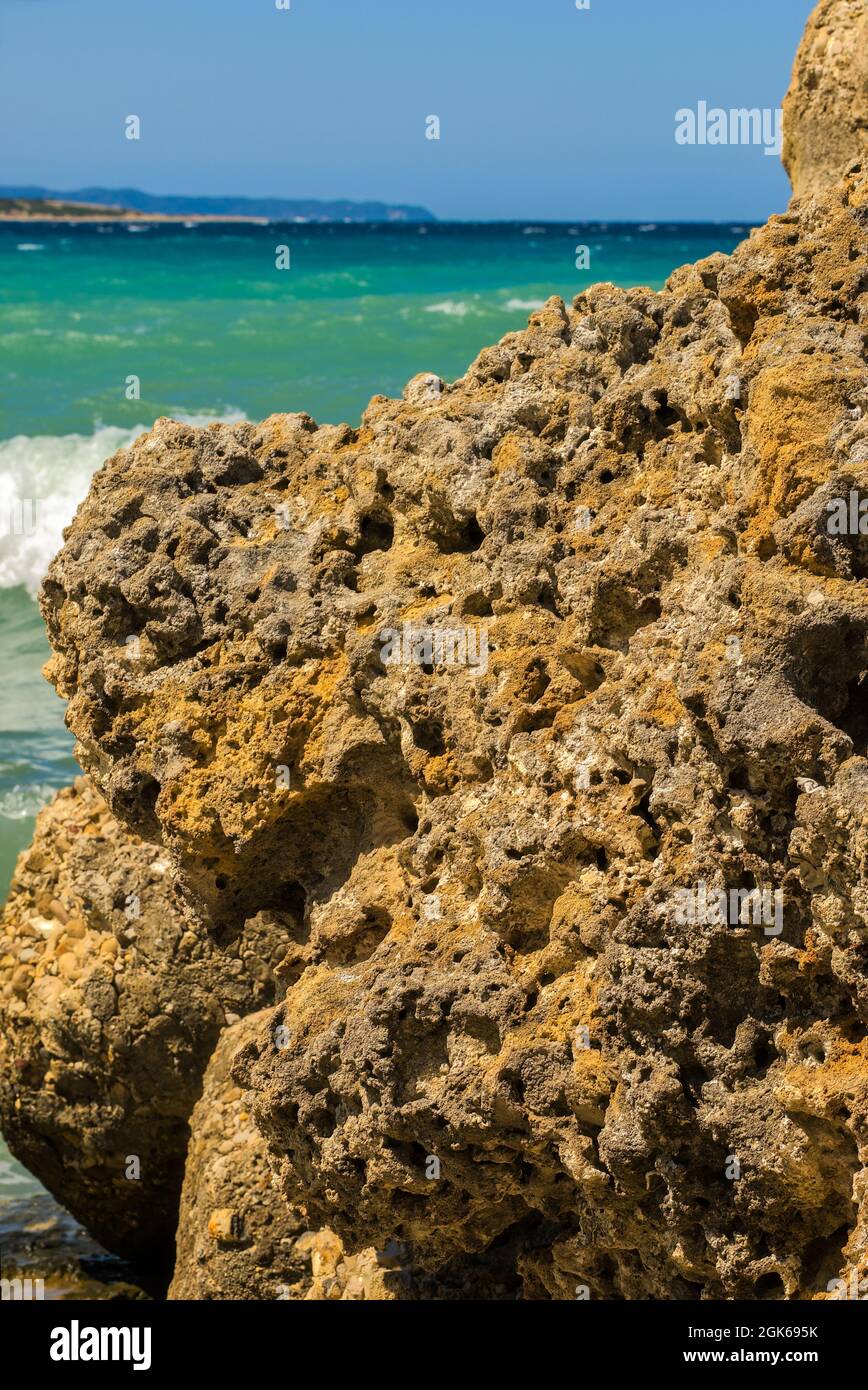 Viste costiere di onde che si infrangono rocce aspre maree ondate di mare ondate che lambiscono le onde Foto Stock